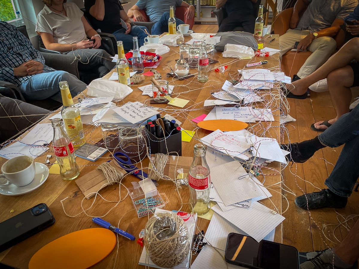 Wie ein Netz aus Schnüren die Kommunikation im Team sichtbar macht